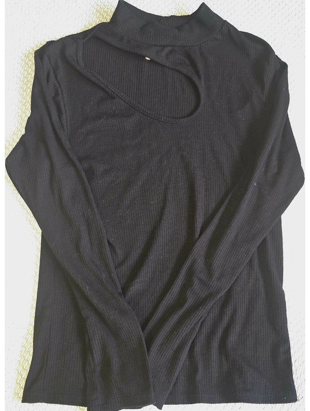 Willow long sleeved assymetrical cut out shirt size Lg